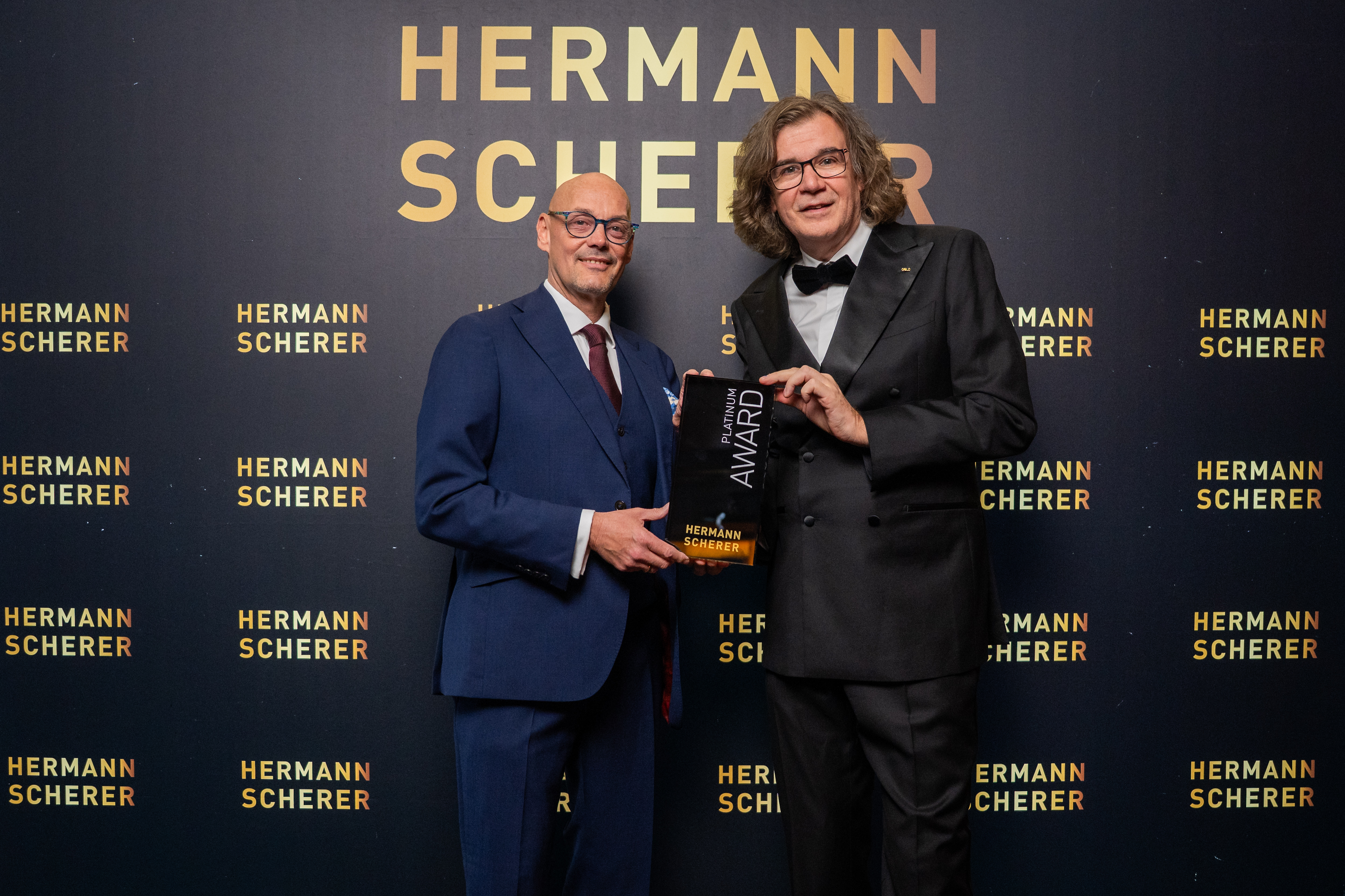 Andreas Gruber mit dem Platinum Award von Hermann Scherer