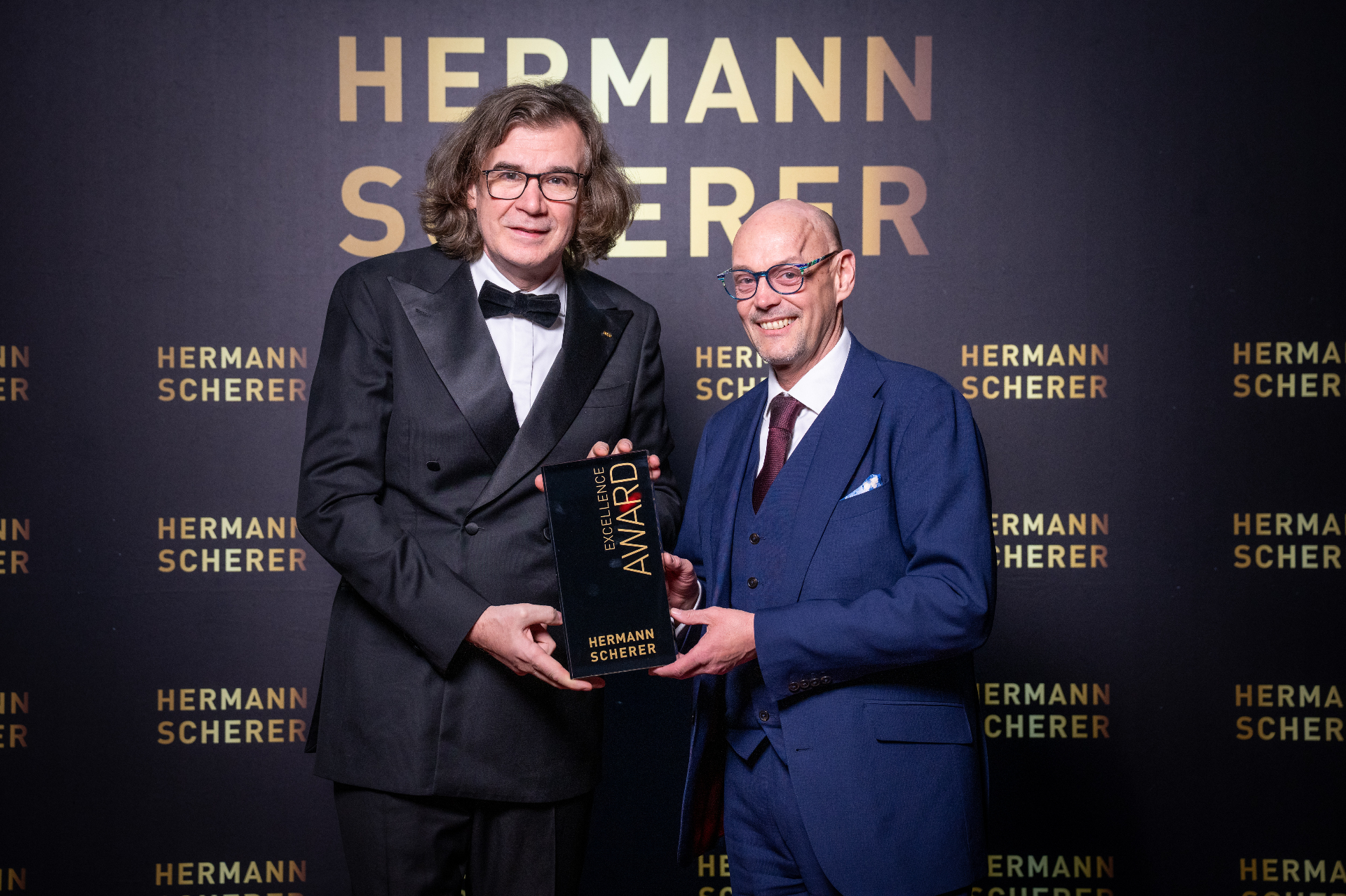 Andreas Gruber erhält den Excellence Award von Hermann Scherer