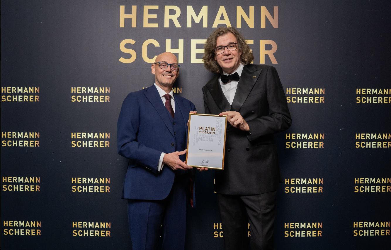 Andreas Gruber mit dem Platinum Award von Hermann Scherer