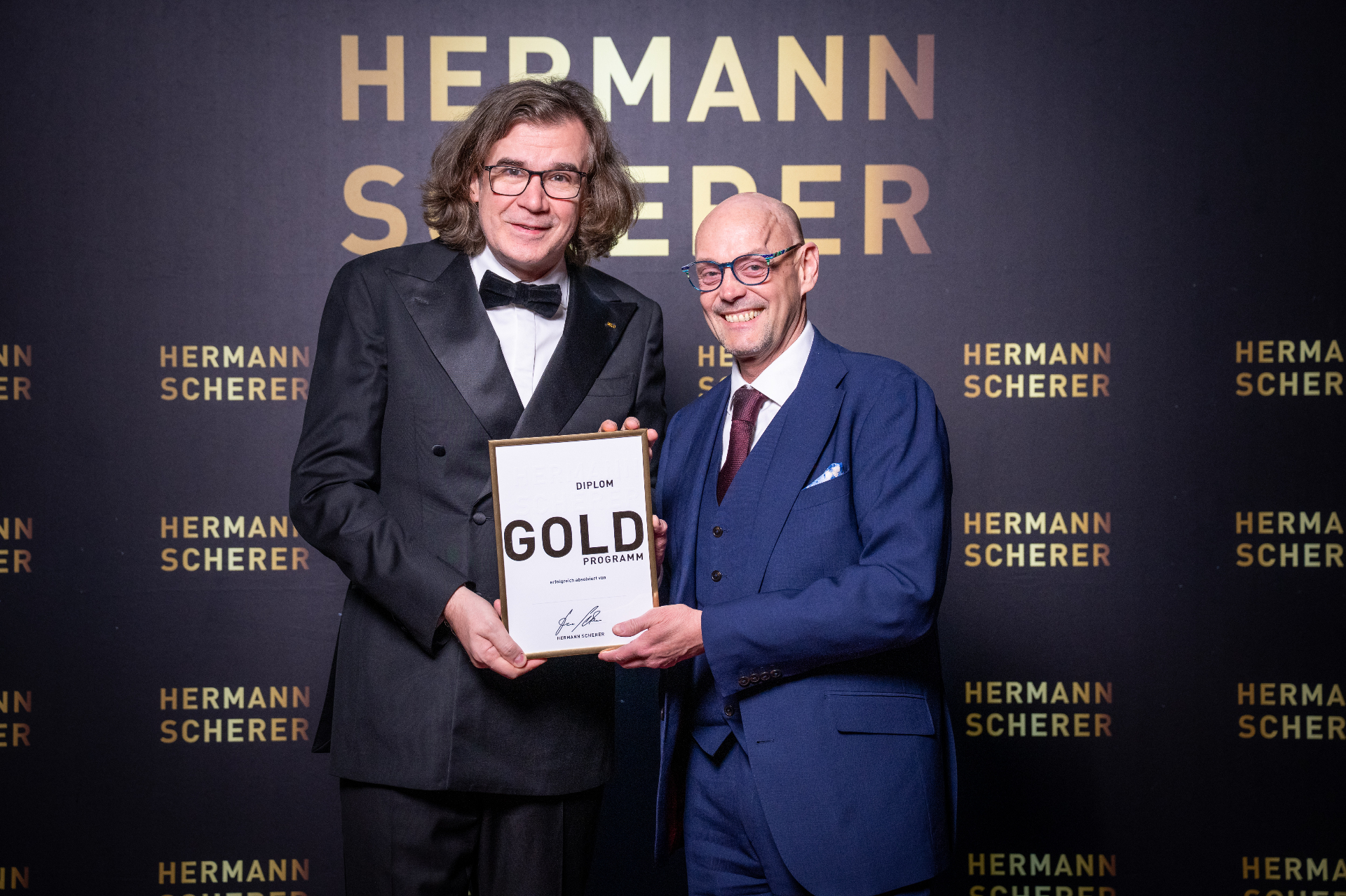 Andreas Gruber mit dem Gold-Diplom von Hermann Scherer