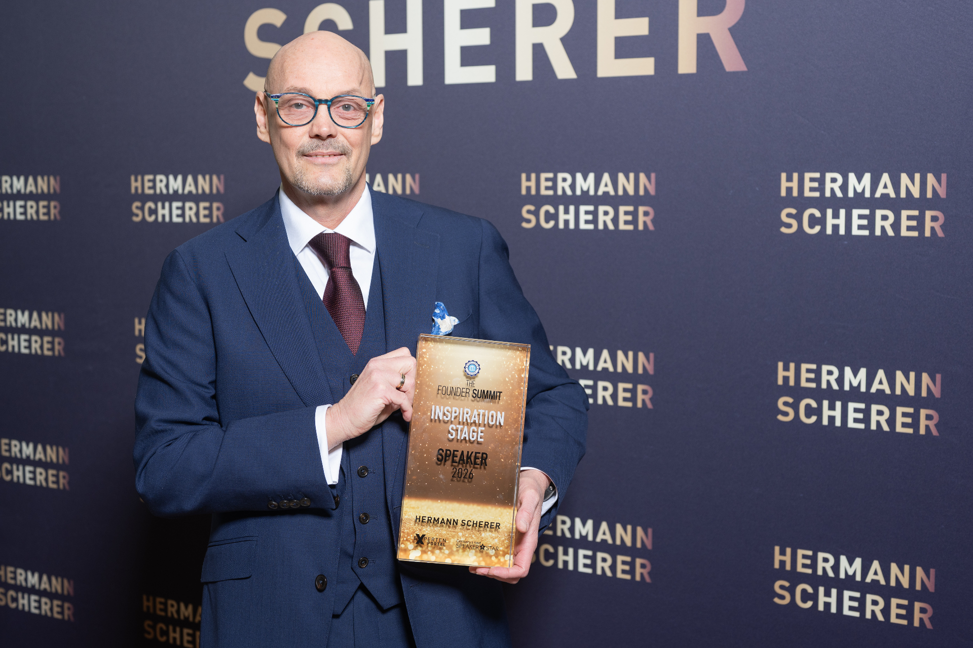 Andreas Gruber mit der Auszeichnung Inspiration Stage Speaker 2026 beim Founder Summit von Hermann Scherer